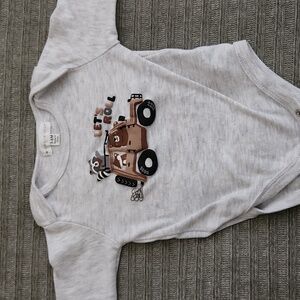 💙 3-6m Grey Baby Onesie with Brown Truck Design